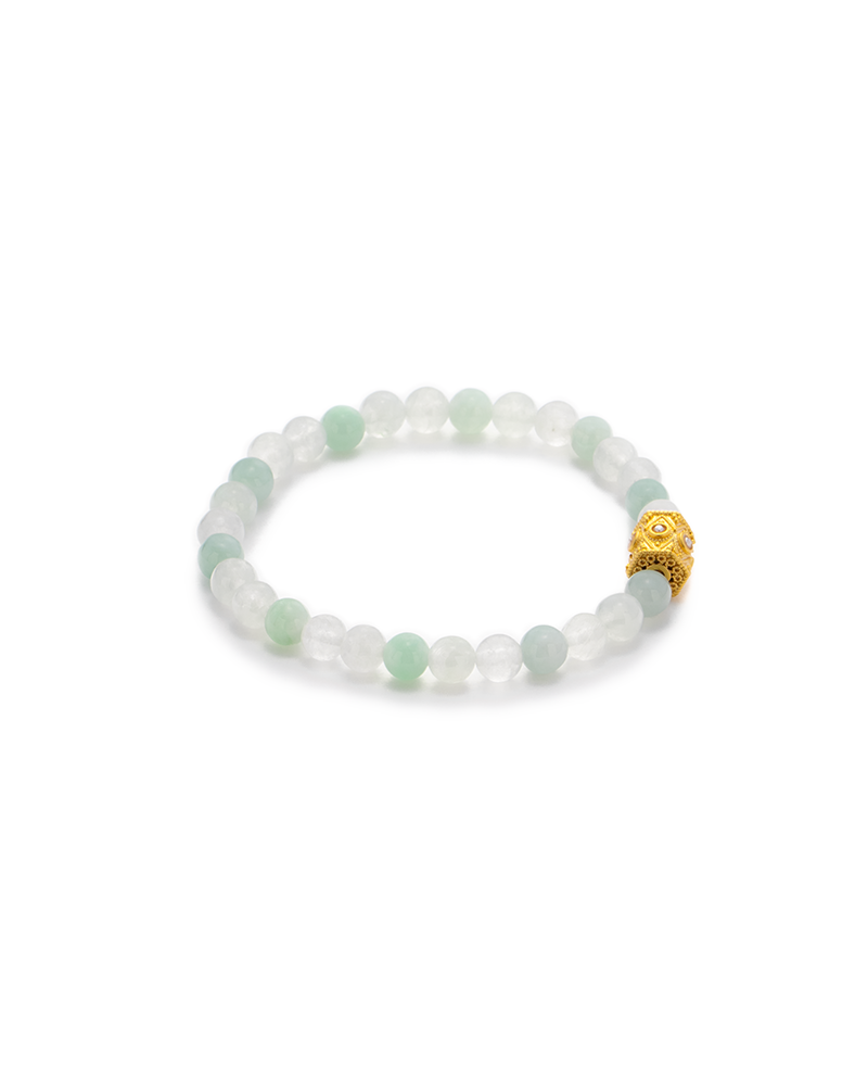 DSC_0506 拷贝 A beaded bracelet made of alternating pale green and white round beads, featuring a single gold-toned decorative bead.